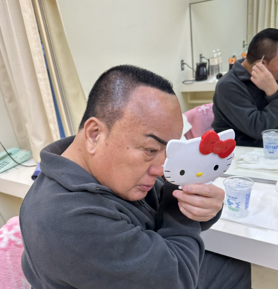 楽屋で神の手入れを行う細川たかしさん