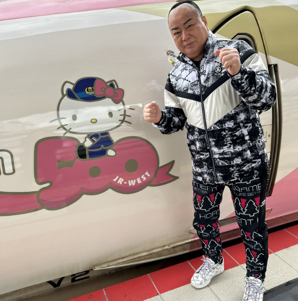 キティちゃんの新幹線と嬉しそうにツーショットを撮る細川たかしさん